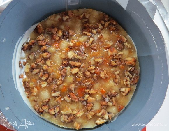 После охлаждения мусса выкладываем грушевый центр и заливаем оставшимся сырным муссом.
Ставим тортик в морозилку на 4-6 часов. 