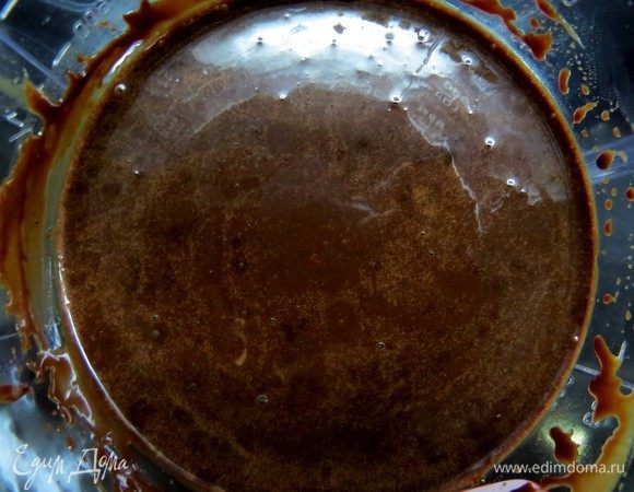 Замороженный торт можно покрыть зеркальной глазурью. Я делала шоколадную. 
Желатин замочить в холодной воде. 
Воду+сахар+сливки довести до кипения. Добавить какао, перемешать. Снять с плиты и добавить набухший желатин. Мешаем осторожно венчиком по часовой стрелке до остывания. Сильно не мешаем, пузырьки воздуха в глазури нам не нужны! 
Остудить глазурь и залить торт. Глазурь можно хранить в холодильнике неделю или в морозилке 1 месяц. Если в глазури все-таки появились пузырьки, можно аккуратно пропустить ее через мелкое сито. 