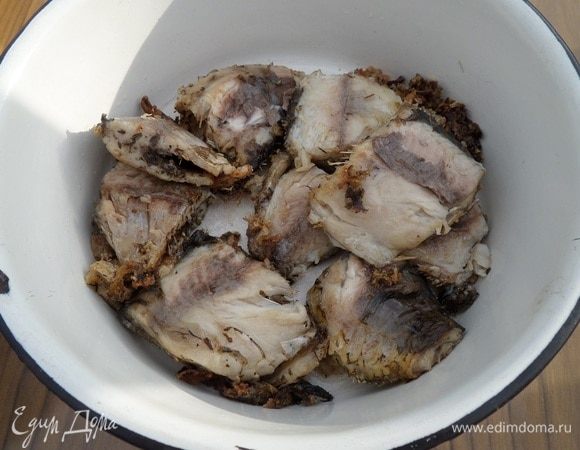 Выкладываем обжаренную рыбу в чашку и оставляем, накрыв крышкой.