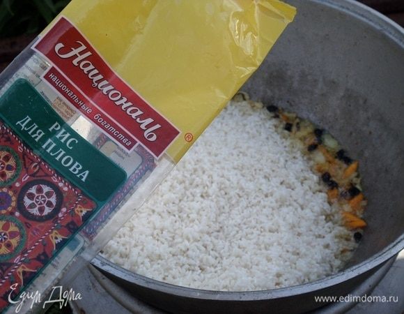Добавляем в казан промытый рис.