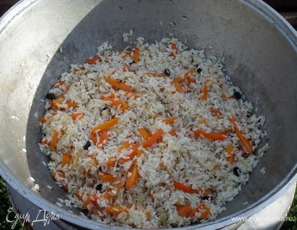 Хорошо перемешиваем. Обжариваем 2-3 минуты.
