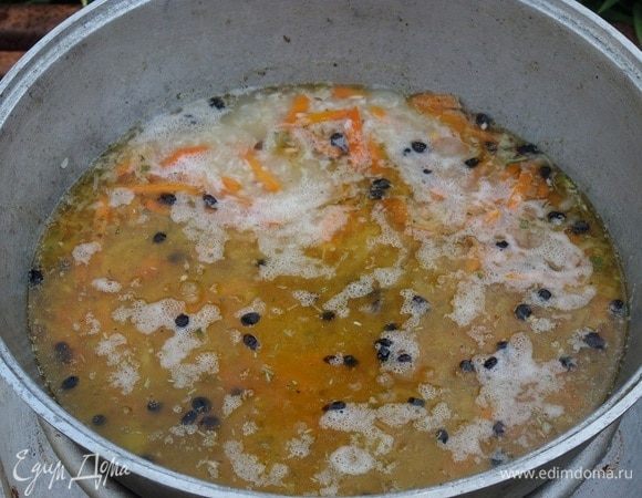 Добавляем соль и теплую кипяченую воду. Доводим до кипения. Готовим 15-17 минут после закипания, не забывая добавлять дрова в печку.