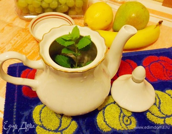 Заварить 400 мл зеленого чая с мелиссой самым обычным способом.