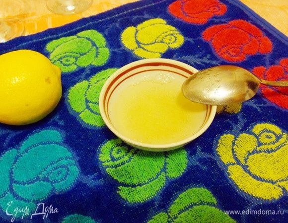 Желатин (у меня быстрорастворимый) залить 3 ложками воды для набухания примерно на 10 минут. Или действовать по инструкции на упаковке желатина.