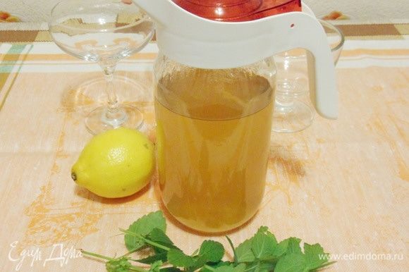 Когда чай настоится и немного остынет, убрать заварку и веточки мелиссы, добавить сахар, сок половины лимона, желатин. Хорошо перемешать до полного растворения желатина. Остудить.