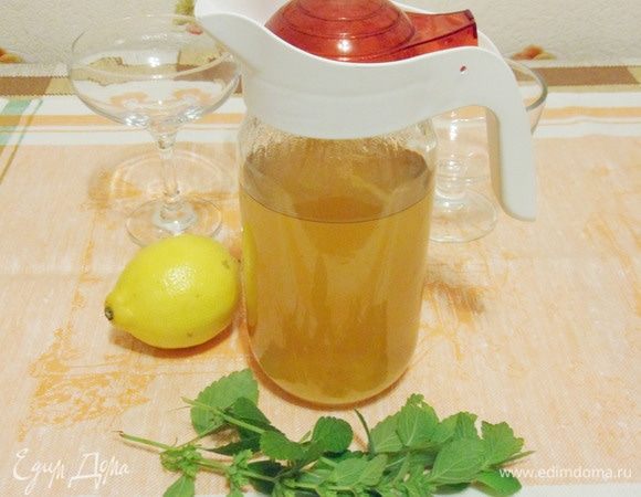 Когда чай настоится и немного остынет, убрать заварку и веточки мелиссы, добавить сахар, сок половины лимона, желатин. Хорошо перемешать до полного растворения желатина. Остудить.