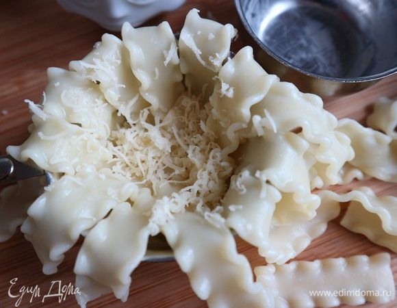 На пасту положить немного натертого пармезана. 

