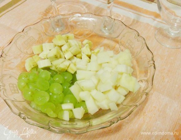 Банан нарезать кубиками, виноград порезать пополам, грушу очистить и тоже нарезать кубиками.