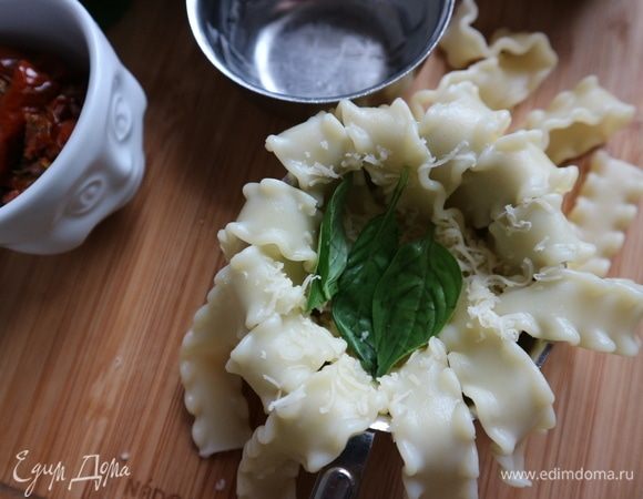 Затем пару листиков базилика.