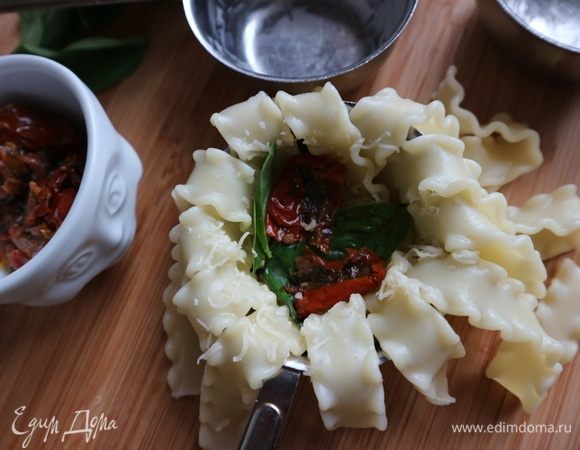 Помидоры вяленые в масле, порезанные на несколько кусочков.