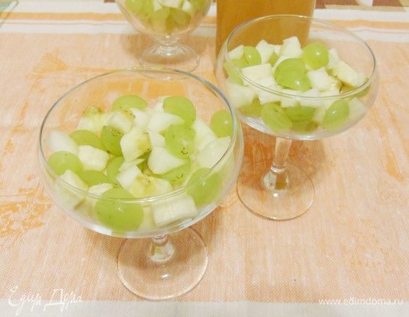 Разложить фрукты по креманкам или бокалам.