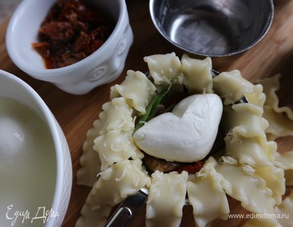 Затем моцареллу.