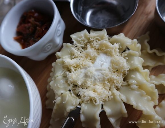 Промежутки заполнить пармезаном.