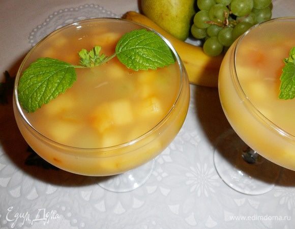 Указанное время прошло. Чайное желе готово. Можно украсить его листочками мелиссы.