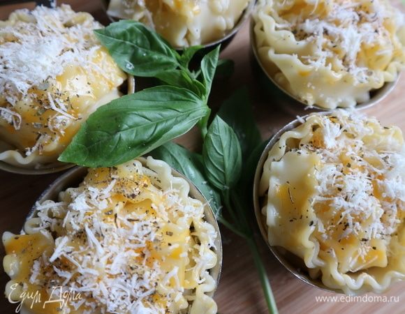 Чуть-чуть смазать кисточкой желтком. Немного натертого пармезана и сухого орегано. Отправить в духовку на  7-10 минут.
