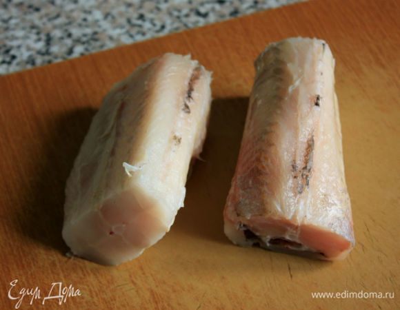 Не размораживая, снять кожу с рыбы, удалить все плавники, помыть и разморозить.
