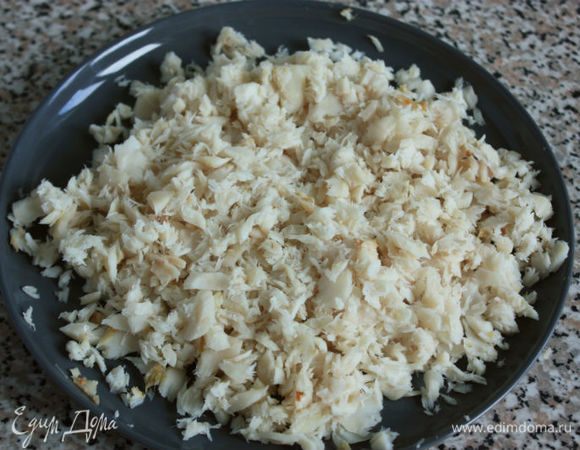 Вилкой мелко раскрошить рыбу.