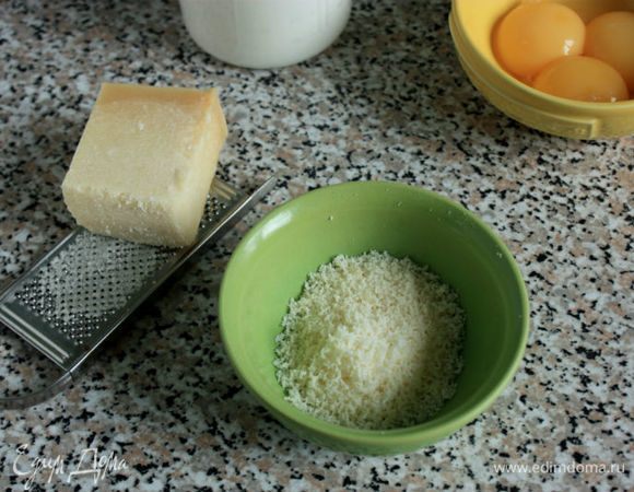 Пармезан мелко натереть. 