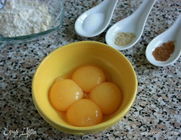 Отделить желтки от белков, белки убрать в холодильник.