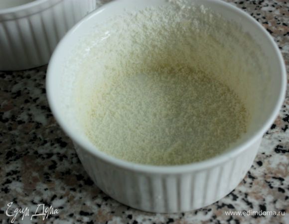 Нагреть духовку до 190°С.
Смазать маслом формочки для запекания и присыпать пармезаном.