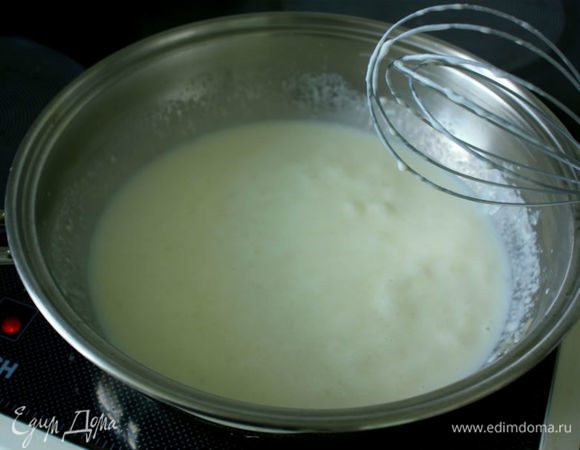 Растопить в сотейнике масло и вмешать муку. В 4 приема влить молоко, тщательно взбивая венчиком. Приправить солью, перцем и мускатным орехом и продолжать взбивать до загустения.