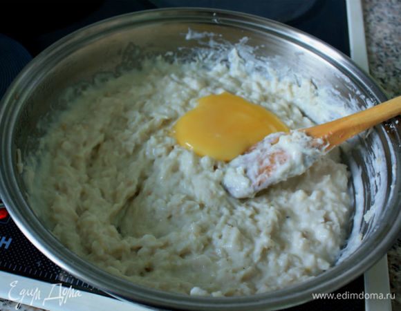 Переложить в соус рыбу, перемешать. Добавить яичные желтки по одному и тщательно взбить. Снять с огня и переложить смесь в миску, остудить. 