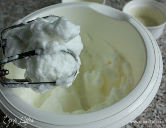 Отдельно взбить охлажденные белки со щепоткой соли в крепкую пену.