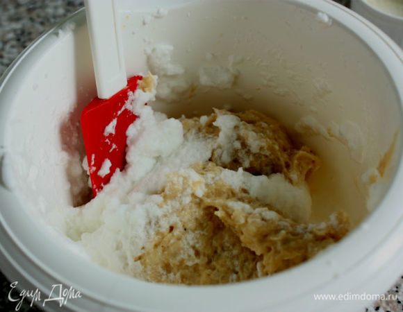 1/3 белков смешать с рыбной смесью, затем переложить в миску с оставшимися белками и аккуратно перемешать складывающими движениями. У меня осталось немного пармезана, я добавила его к рыбной смеси.