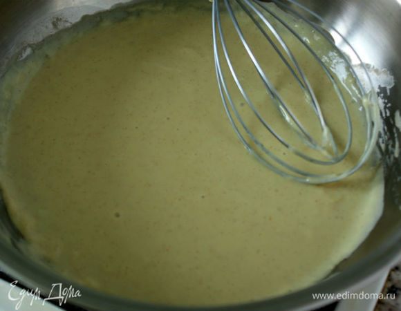 В это время приготовить простой горчичный соус.
В сотейнике на маленьком огне  растопить сливочное масло и вмешать в него горчицу. Крахмал смешать с 3 ст. л. молока. Остальное молоко и бульон постепенно добавить в сотейник, постоянно помешивая. Бульон рекомендуется говяжий или рыбный. Если используете бульонные кубики, то помните, что они очень соленые! В последнюю очередь влить молоко с крахмалом и венчиком взбивать до загустения около 5 минут. 