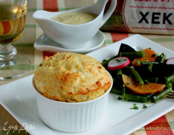 Готовое суфле подавать из духовки немедлено в формочках, т.к. оно быстро оседает. Теплым соусом поливать суфле. Не забывайте про великолепные аргентинские вина! Приятного аппетита!