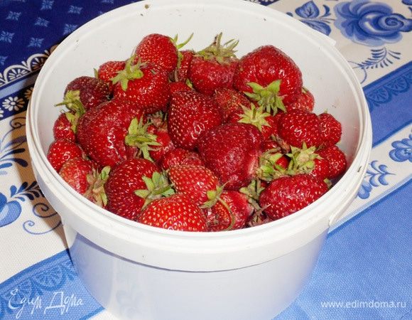 Эта клубника собрана на своем дачном участке. Ягоды клубники перебрать, оставить спелые и крепкие.