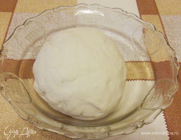 Тесто получилось довольно крутое. Далее даем постоять тесту около получаса в теплом месте.