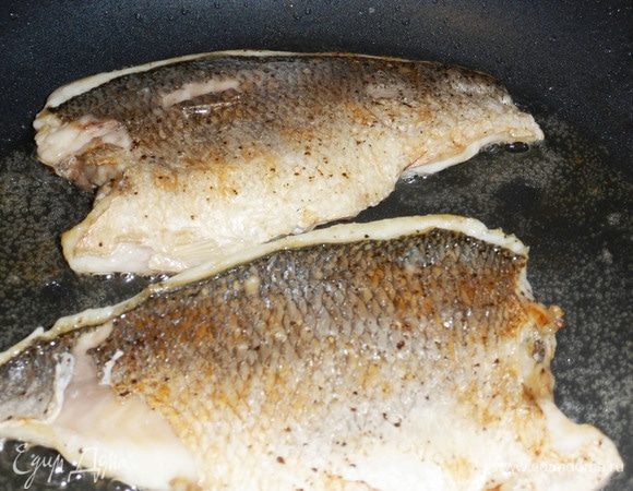 Обжарить с двух сторон на сковороде до готовности.