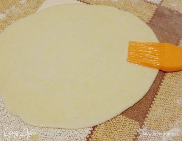 Раскатать каждый шарик в круг или овал. У меня овальная лепешка. Смазать взбитым яйцом.