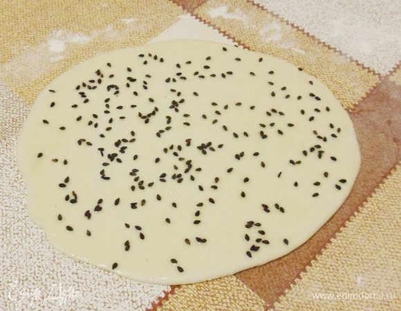 Посыпать кунжутом (у меня черный кунжут).