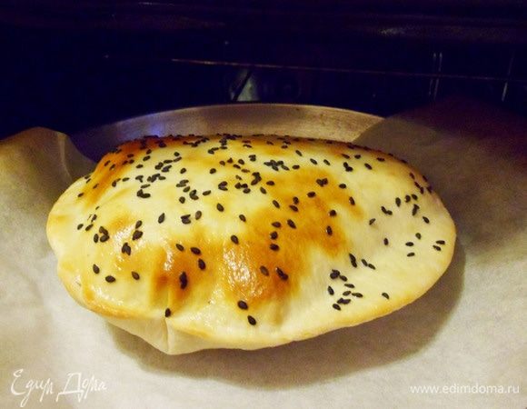 Не расслабляйтесь! Лепешки пекутся очень быстро (около 5-8 минут) и действительно раздуваются прямо на глазах!