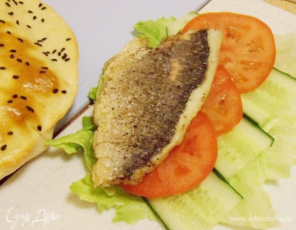 Сверху положить готовое филе пагра.