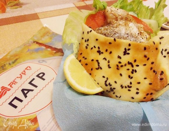 Аккуратно вложить рыбу с начинкой в лепешку. При подаче украсить долькой лимона.