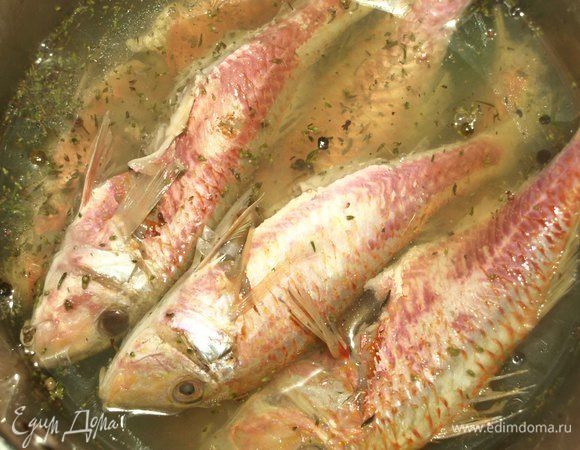 Вскипятить 1,5 литра воды. Добавить соль, лавровый лист, перец горошком, чабрец и петрушку. Выкладываем в подготовленную воду рыбу и варим на умеренном огне 20 минут.