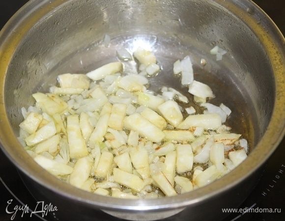 Лук, корень сельдерея мелко нарезать, обжарить на оливковом масле до мягкости.