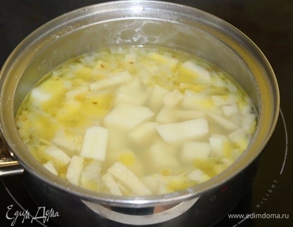 Затем добавить воду, варить 5-7 минут.