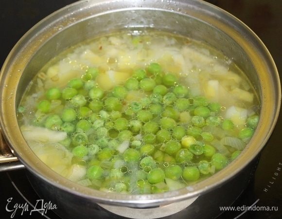  Добавить молодой зеленый горошек, варим еще 5-7 минут.