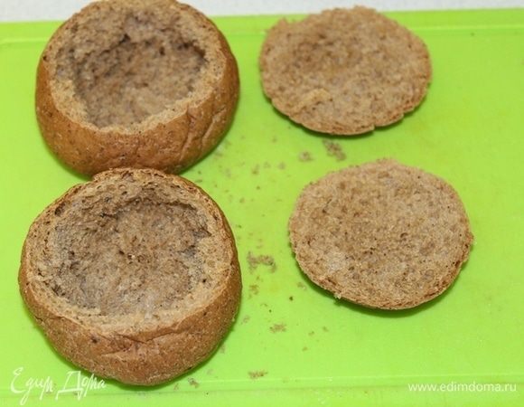 В это время подготовить булочки, удалив из них сердцевину.