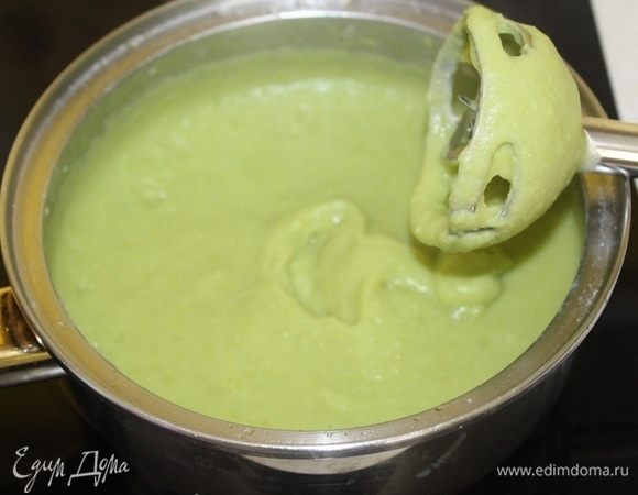 Пюрировать суп погружным блендером.