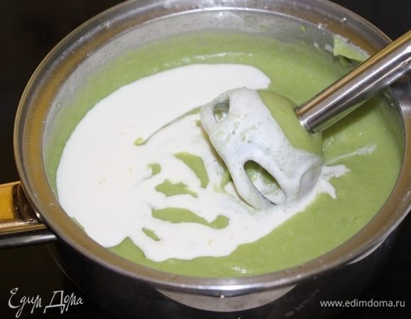 Добавить сливки, перемешать.