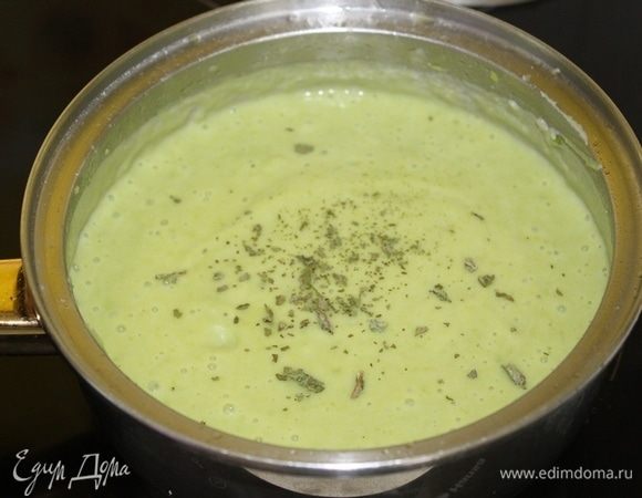 Добавить сушеный базилик.