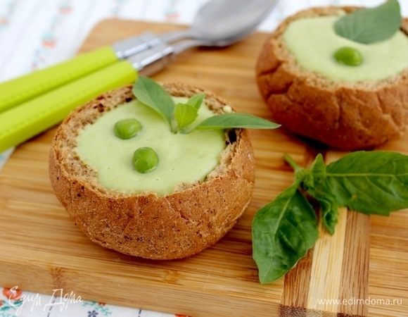 Заполнить булочки супом и подавать немедленно к столу.