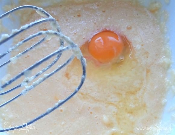 После каждого взбивать снова.