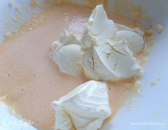 Переложить маскарпоне. Если есть время и желание, можно приготовить его дома. У меня был отличный опыт, поэтому смело рекомендую вот по этому рецепту: https://www.edimdoma.ru/retsepty/64524-desert-apelsinovyy-tiramisu-retsept-domashnego-maskarpone