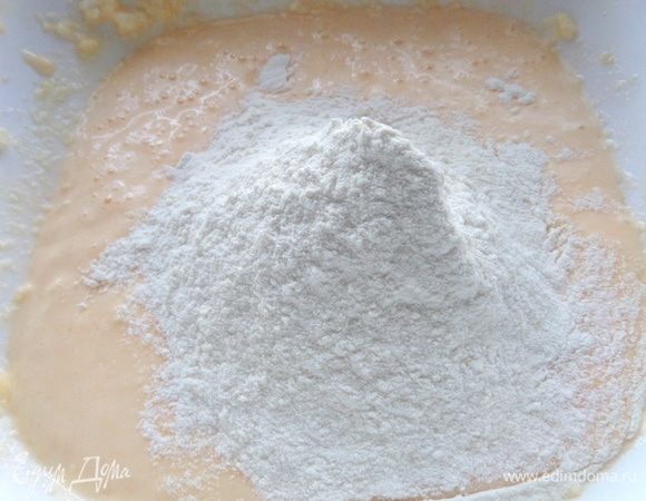 Снова взбить и ввести муку с разрыхлителем.